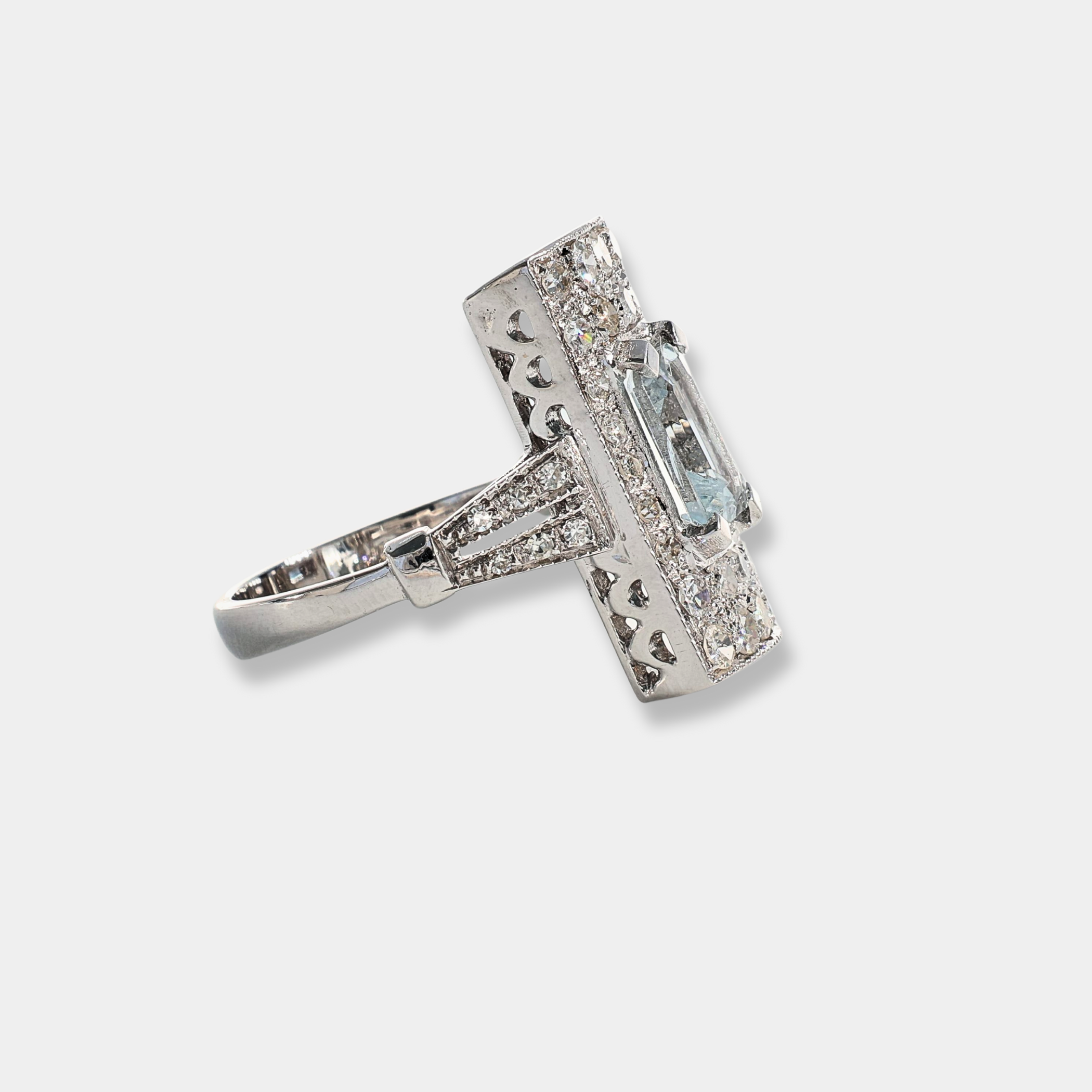 Anello in oro bianco 18 Kt con acquamarina e diamanti 