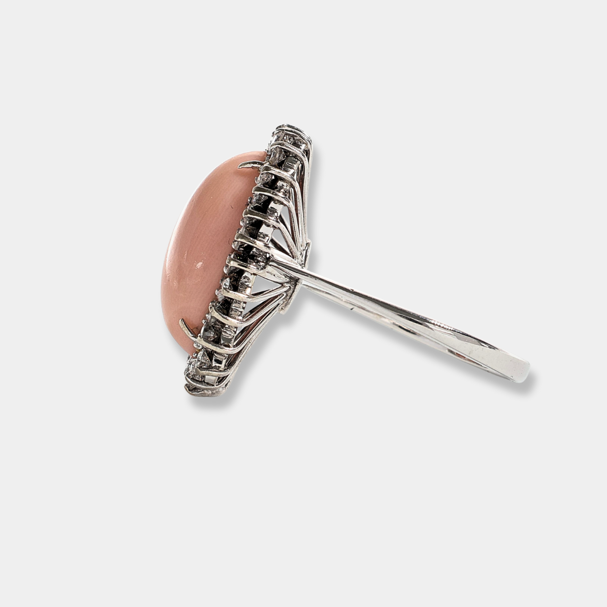 Anello in oro bianco con corallo rosa e diamanti