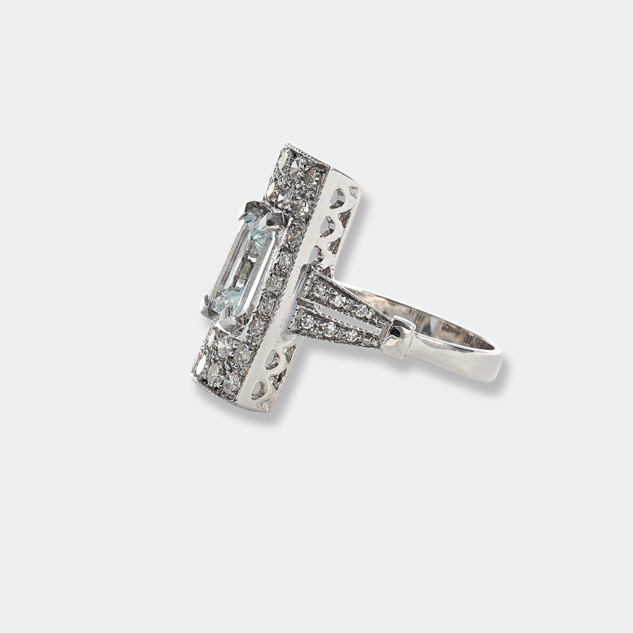 Anello in oro bianco 18 Kt con acquamarina e diamanti 