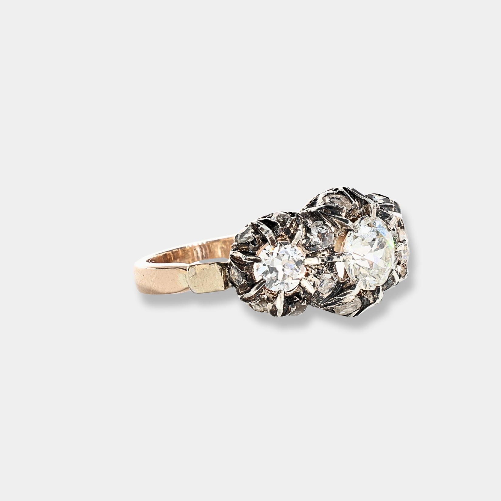Anello in oro giallo e argento con diamanti