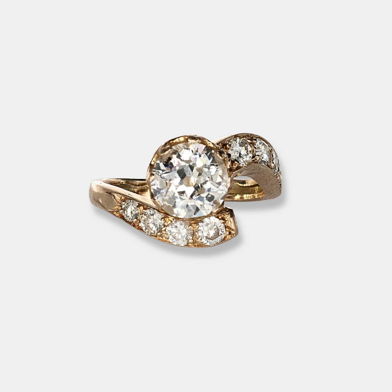Anello in oro giallo con diamante centrale e diamanti a contorno