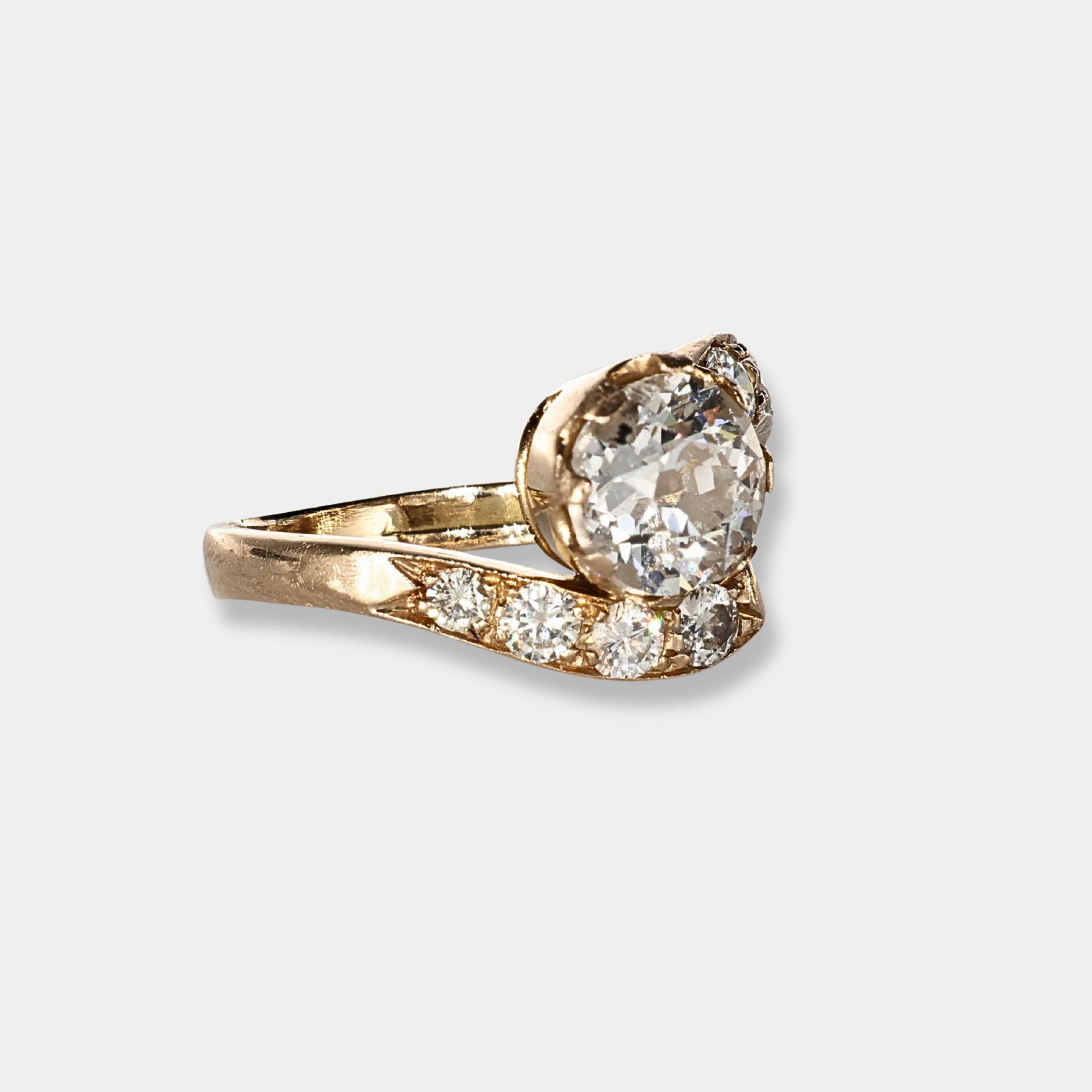Anello in oro giallo con diamante centrale e diamanti a contorno