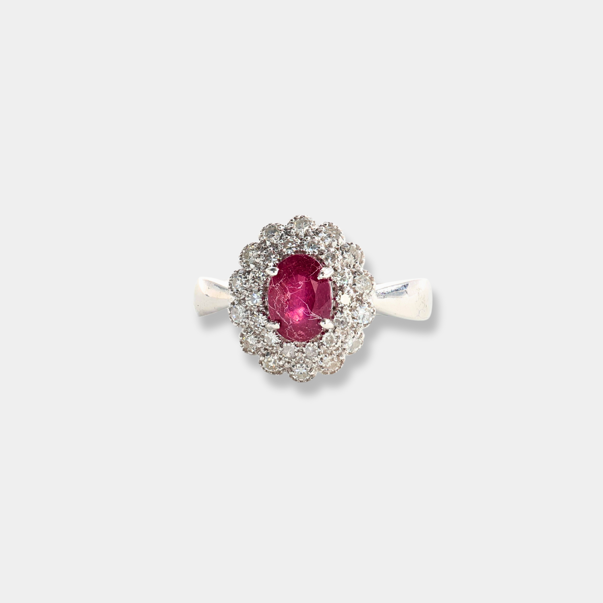 Anello in oro bianco con diamanti e rubino centrale