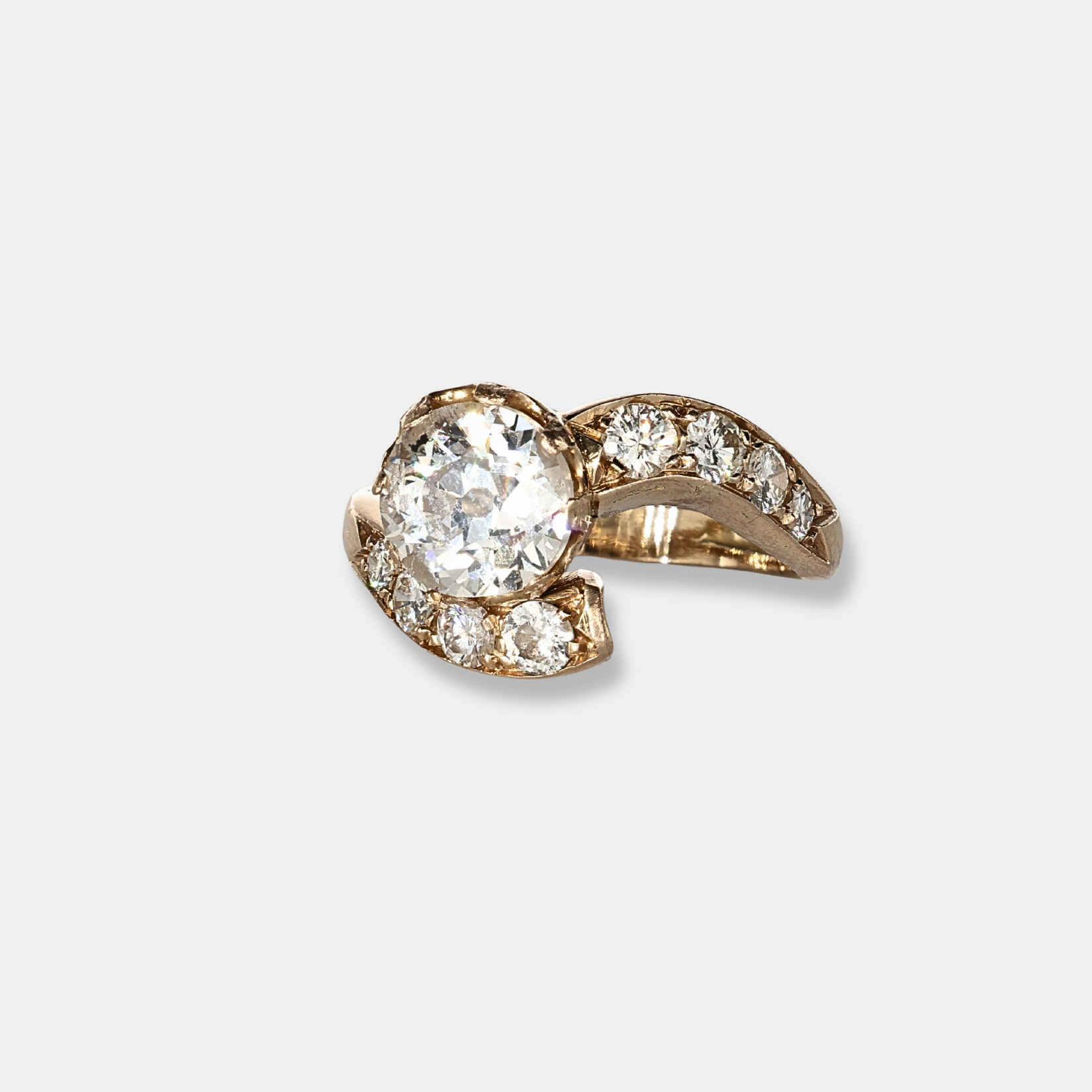 Anello in oro giallo con diamante centrale e diamanti a contorno