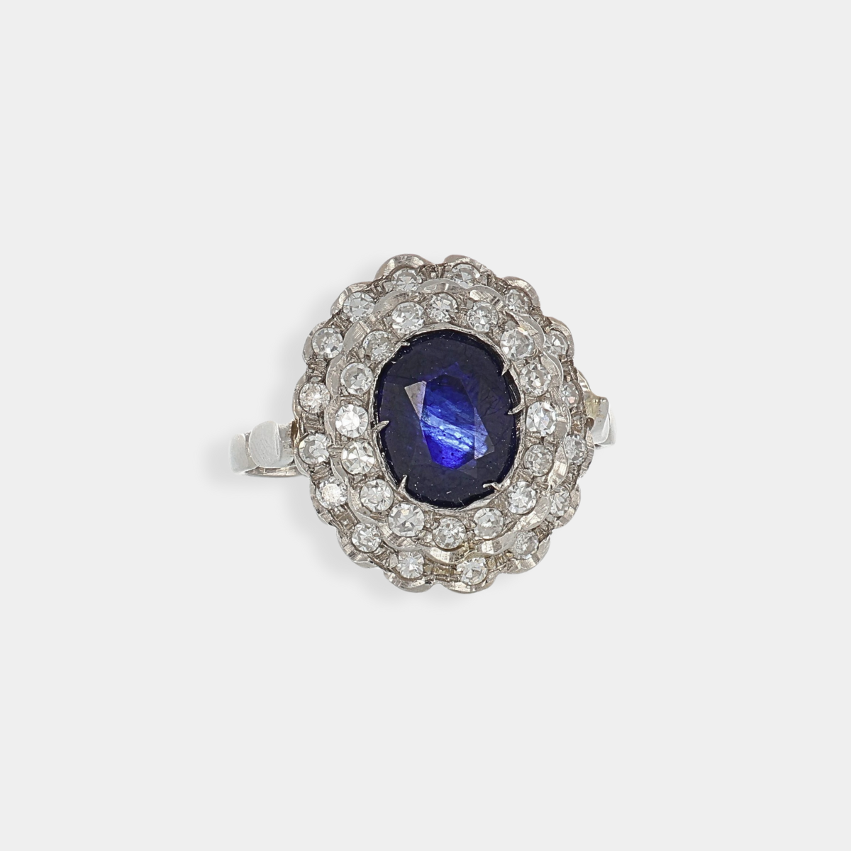 Anello in platino con zaffiro e diamanti