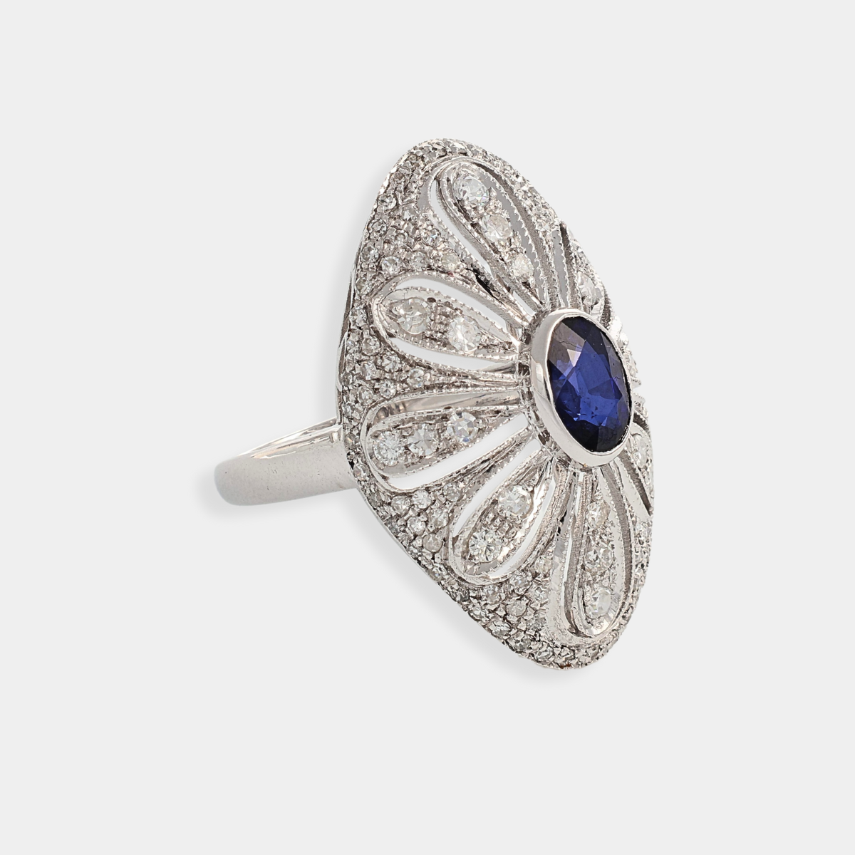 Anello in oro bianco con zaffiro centrale e diamanti