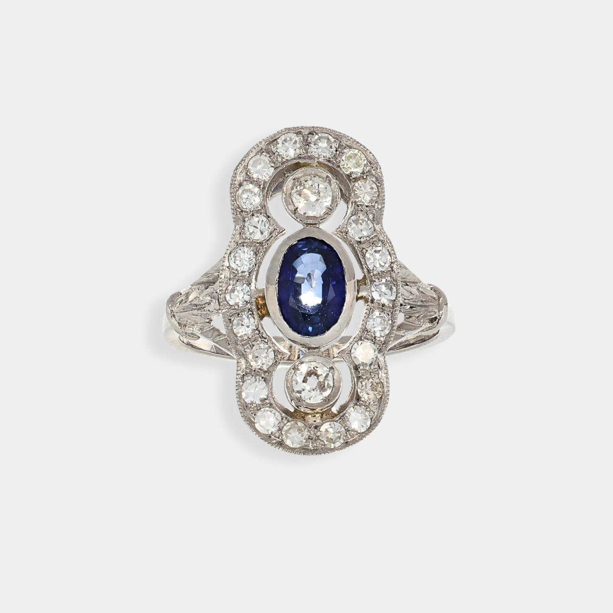 Anello in platino con zaffiro e diamanti