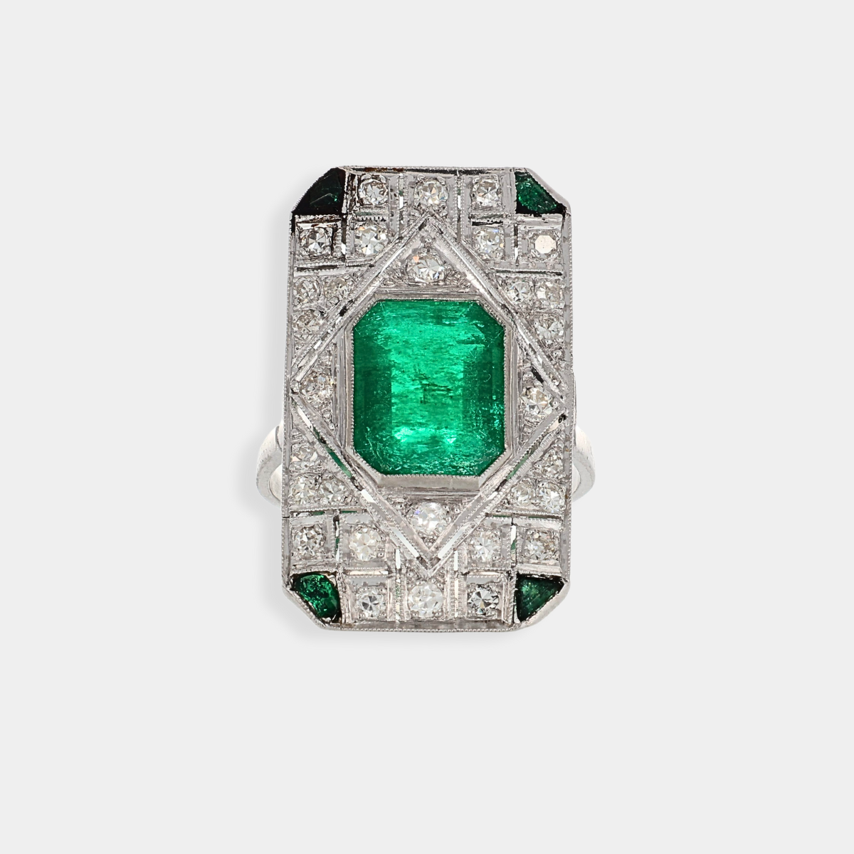 Anello in oro bianco con smeraldi e diamanti