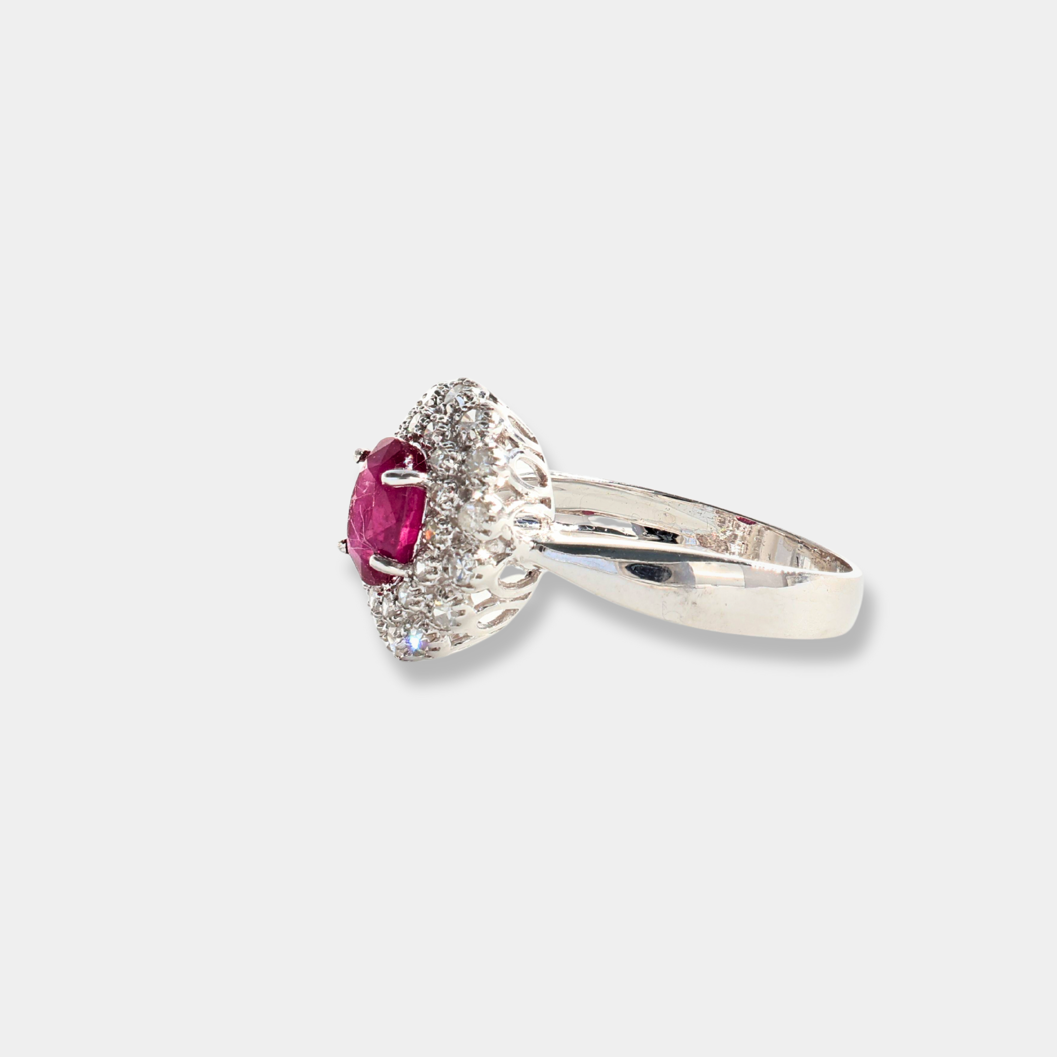 Anello in oro bianco con diamanti e rubino centrale