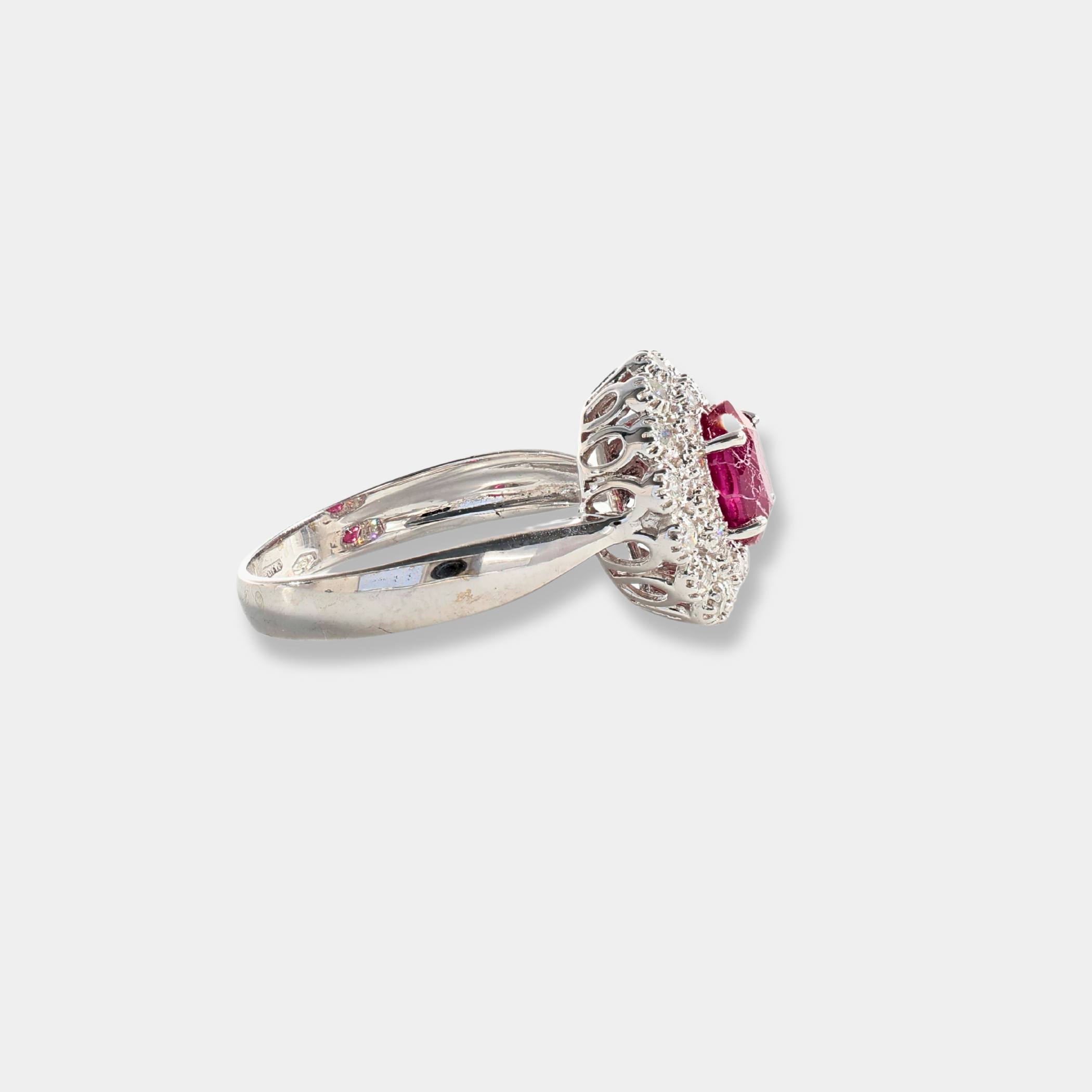 Anello in oro bianco con diamanti e rubino centrale