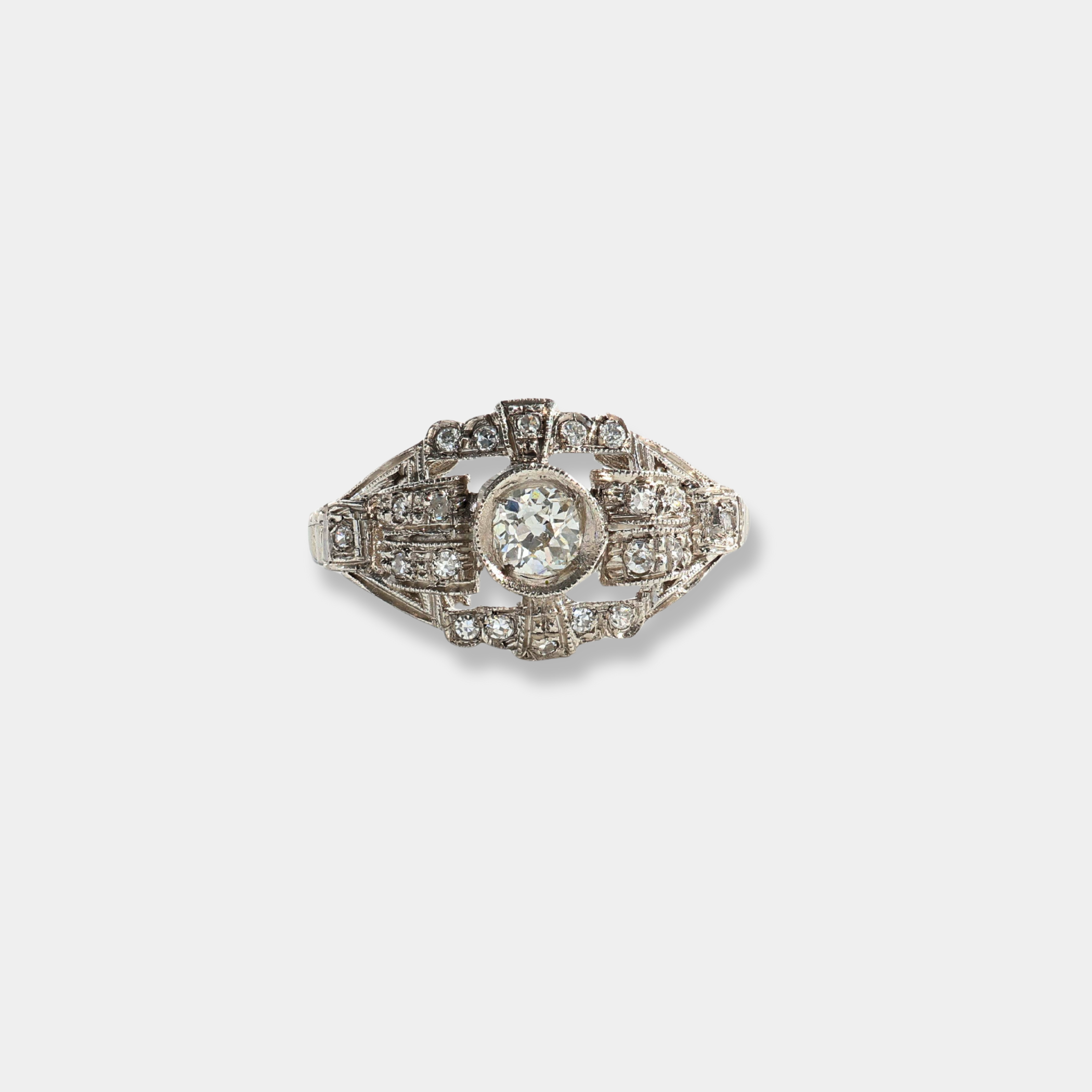 Anello in platino con diamante centrale e diamanti a contorno