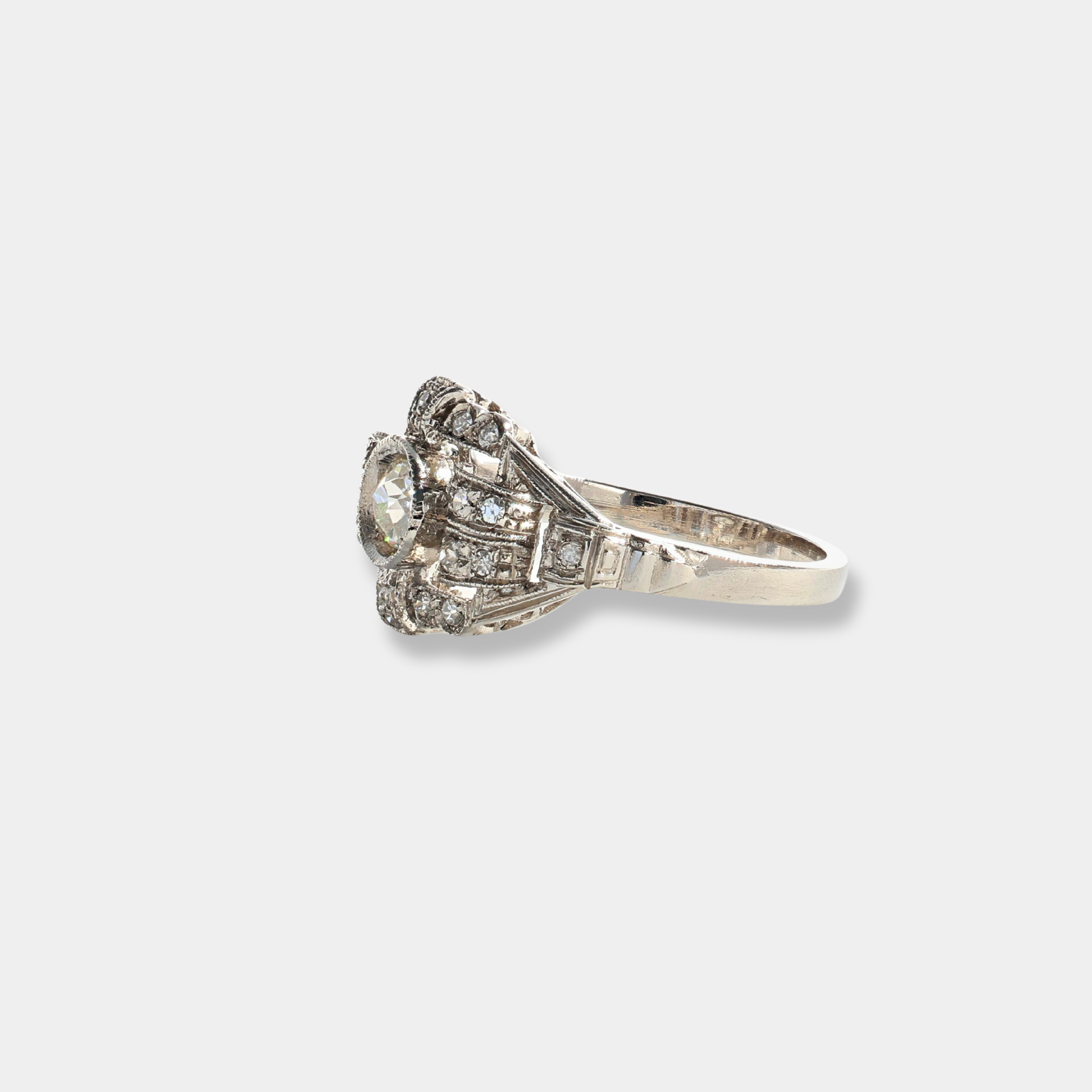 Anello in platino con diamante centrale e diamanti a contorno