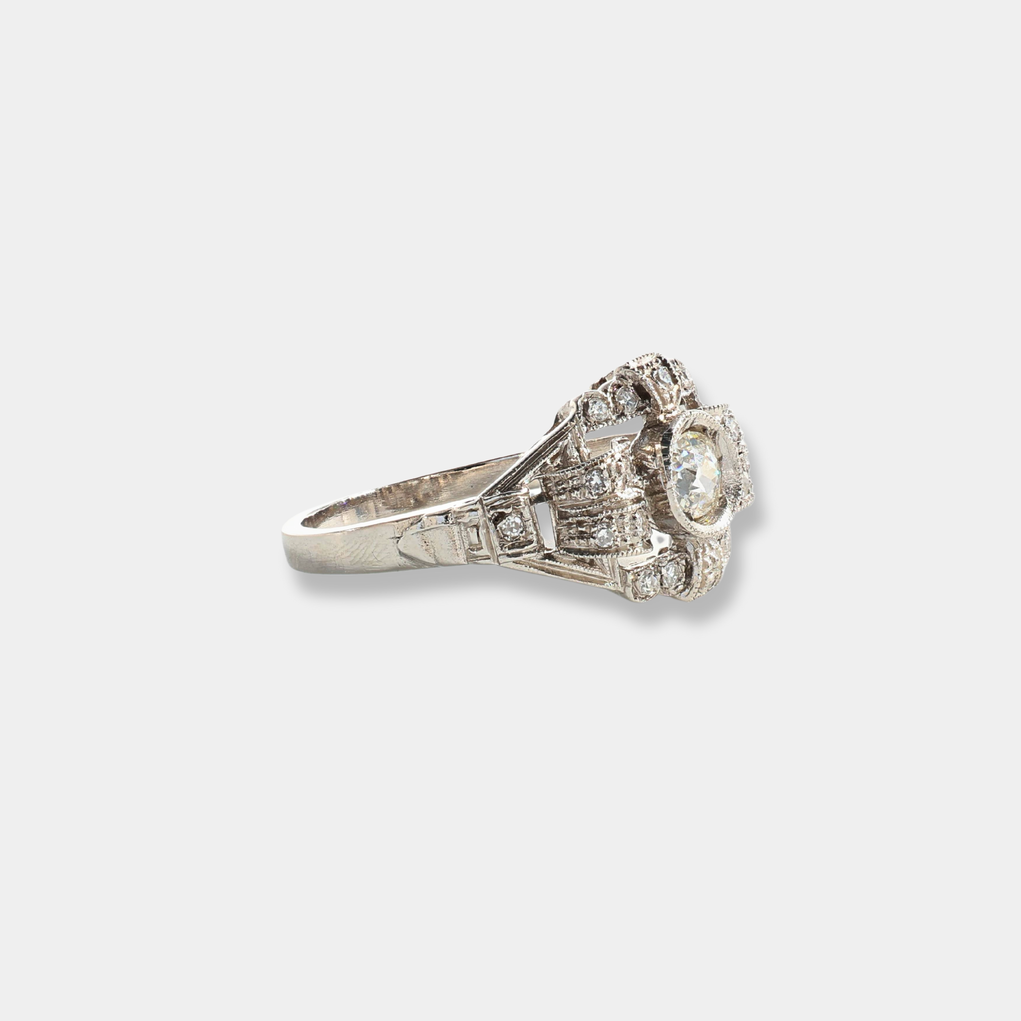 Anello in platino con diamante centrale e diamanti a contorno