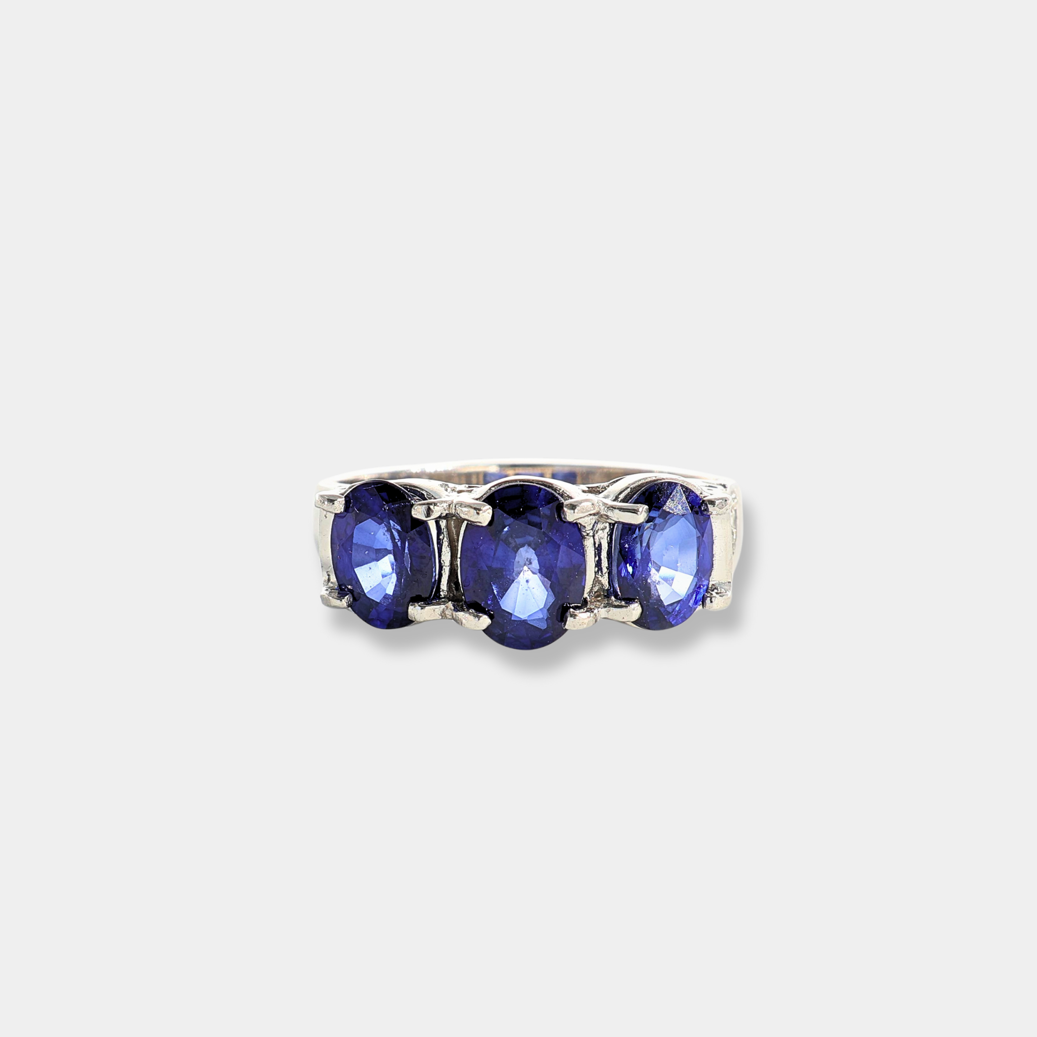 Anello in platino con zaffiri e diamanti