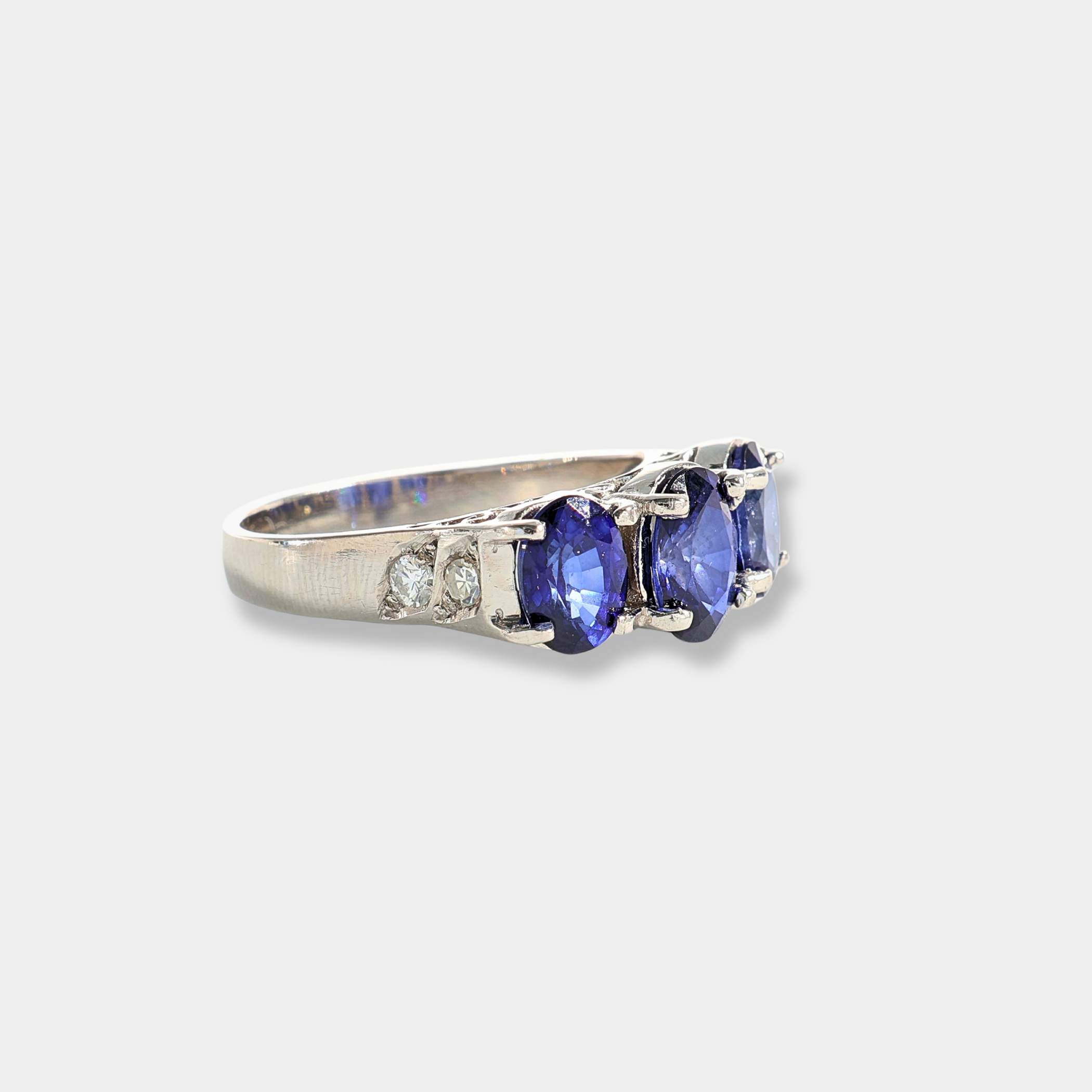 Anello in platino con zaffiri e diamanti