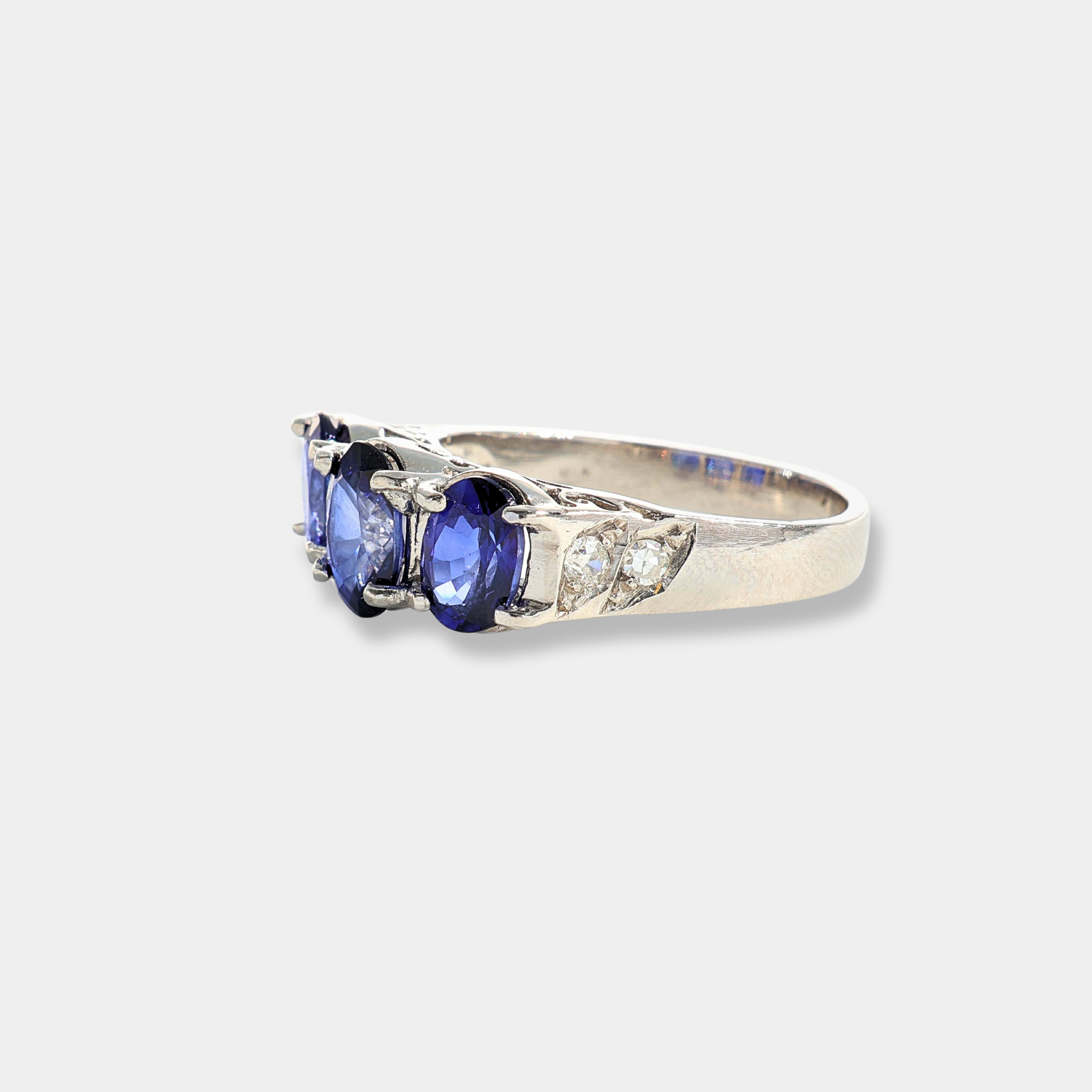 Anello in platino con zaffiri e diamanti