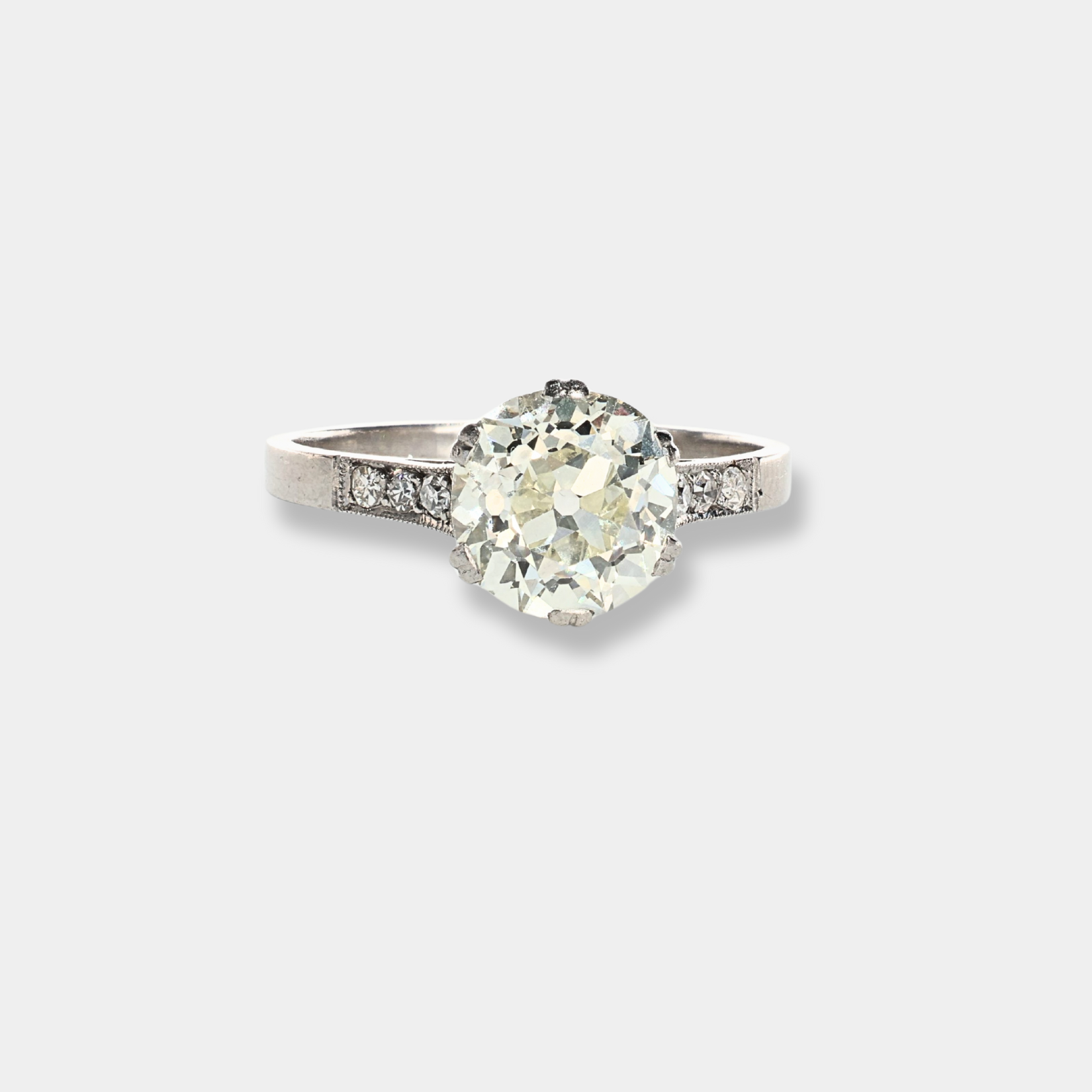 Anello in oro bianco con diamante centrale importante e diamanti sul gambo