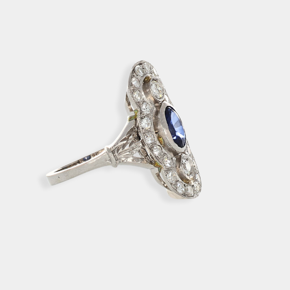 Anello in platino con zaffiro e diamanti