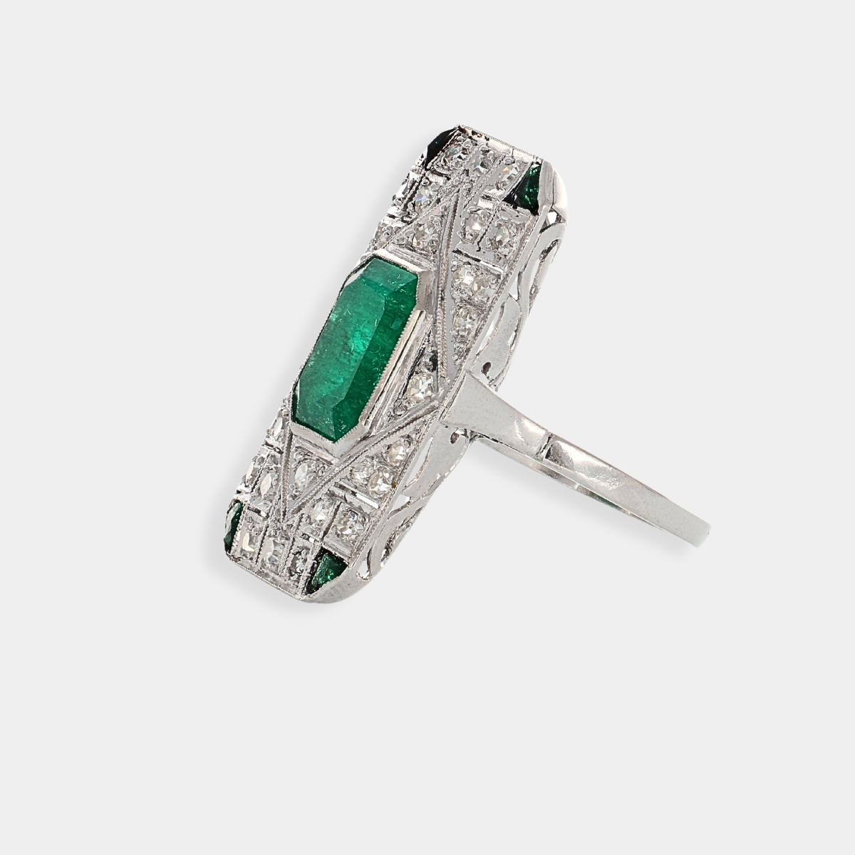 Anello in oro bianco con smeraldi e diamanti