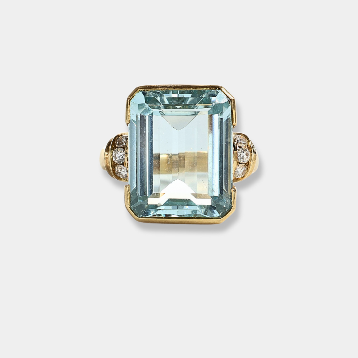 Anello in oro giallo 18 kt con grande acquamarina taglio smeraldo e diamanti
