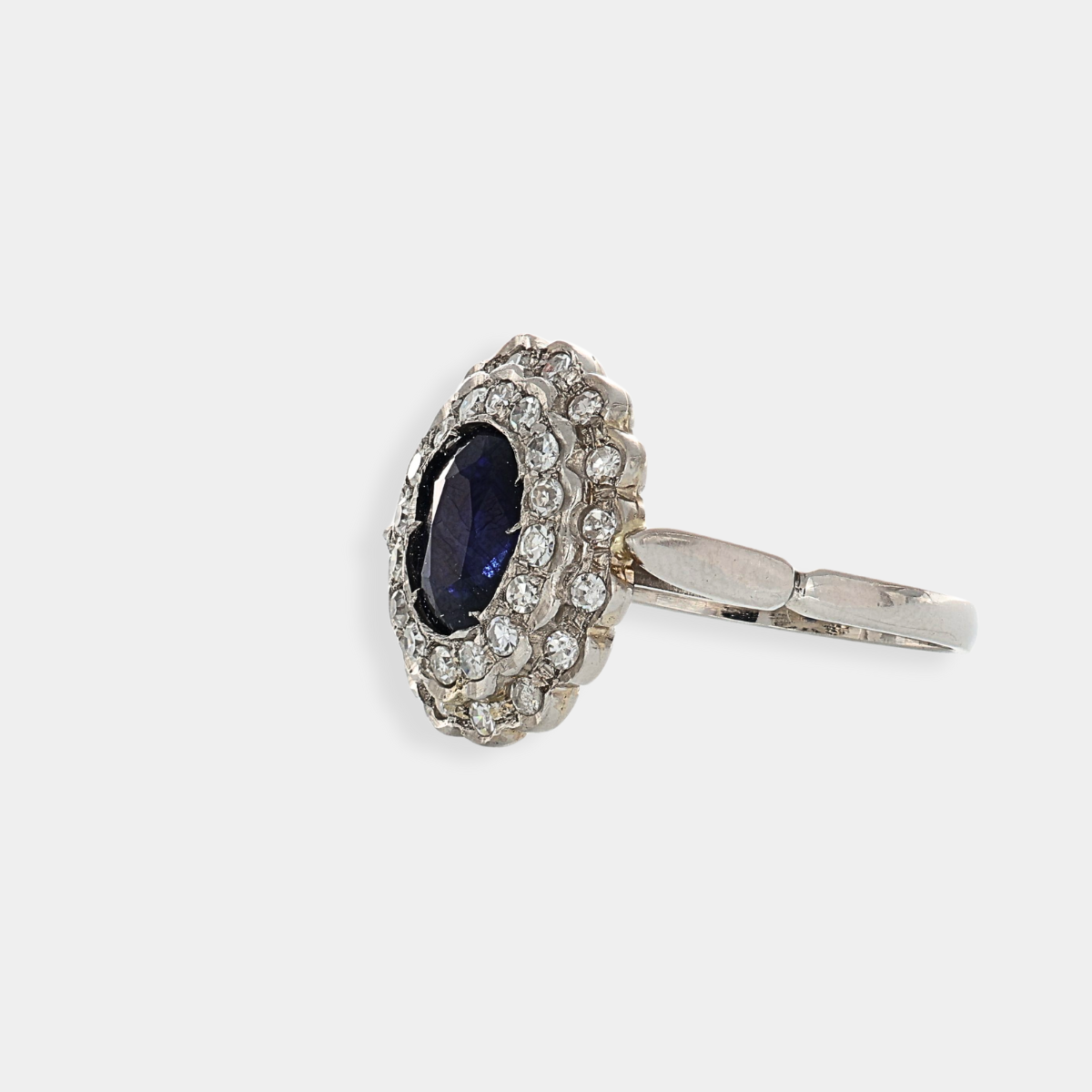 Anello in platino con zaffiro e diamanti