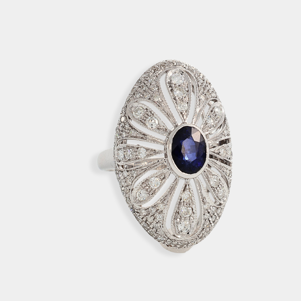 Anello in oro bianco con zaffiro centrale e diamanti