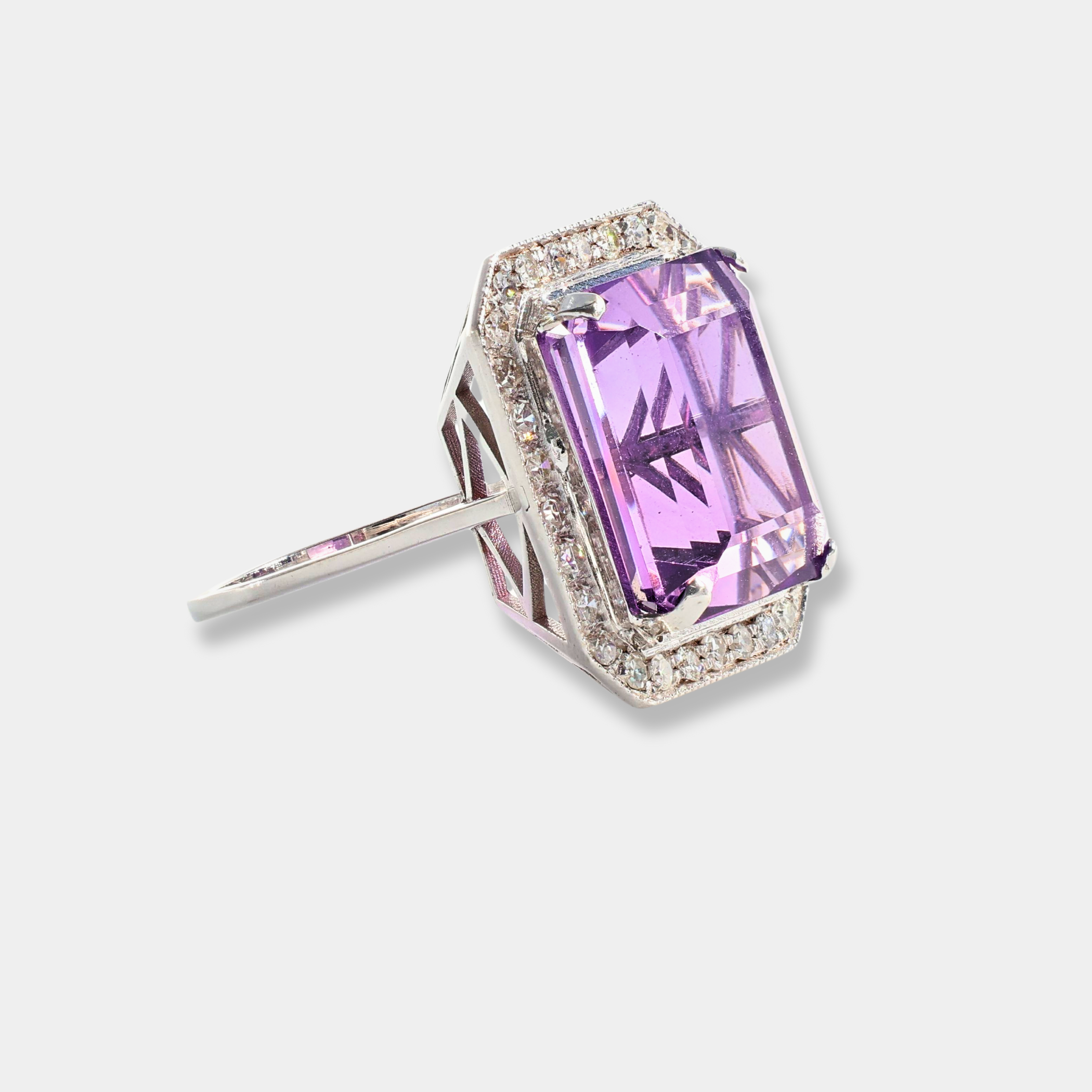 Anello in oro bianco con ametista naturale e diamanti