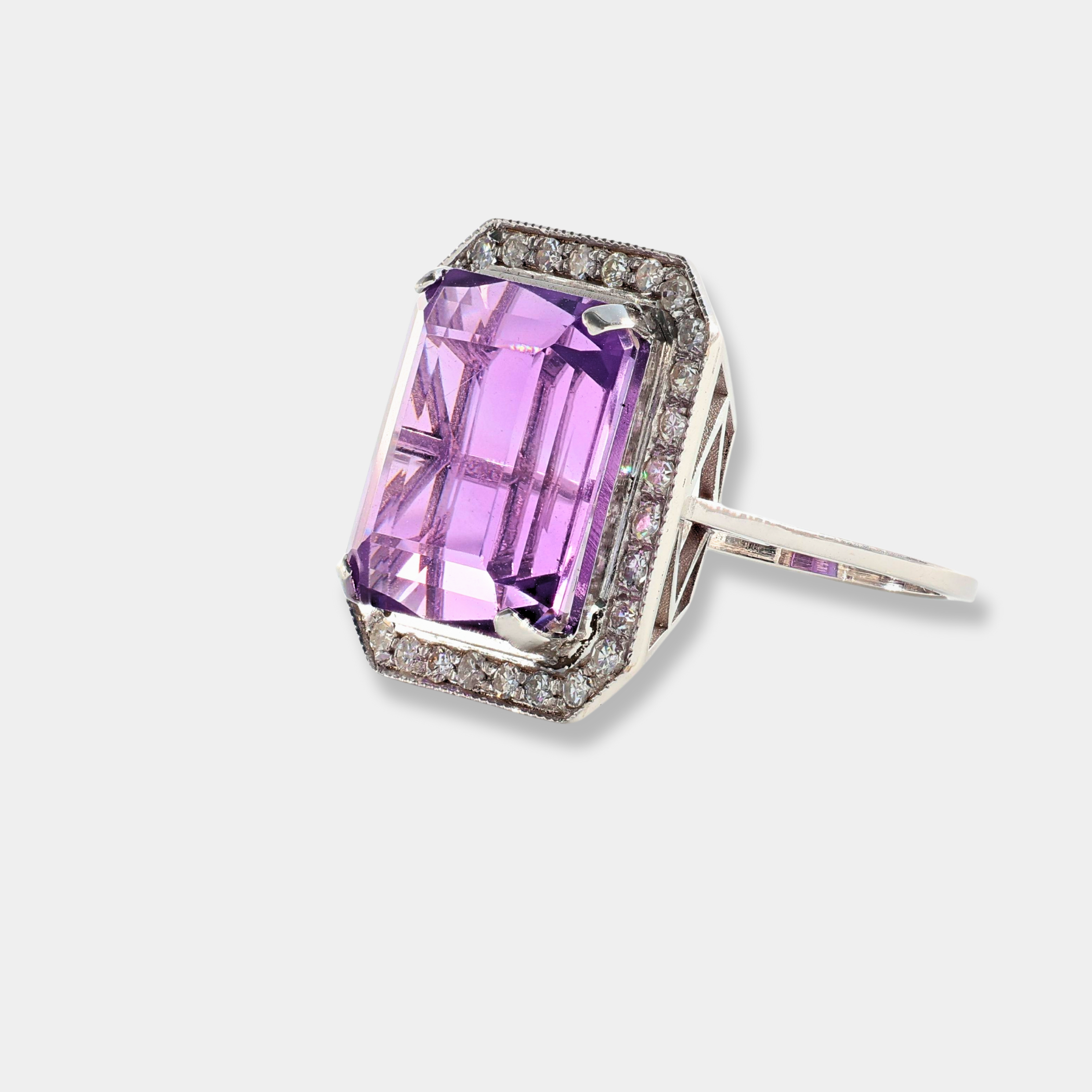 Anello in oro bianco con ametista naturale e diamanti