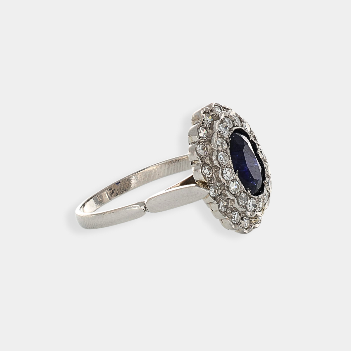 Anello in platino con zaffiro e diamanti