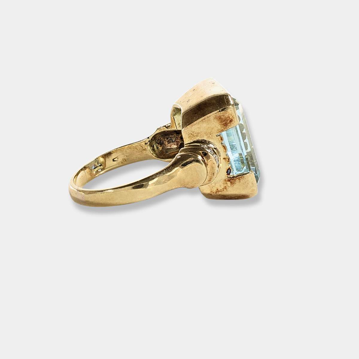 Anello in oro giallo 18 kt con grande acquamarina taglio smeraldo e diamanti