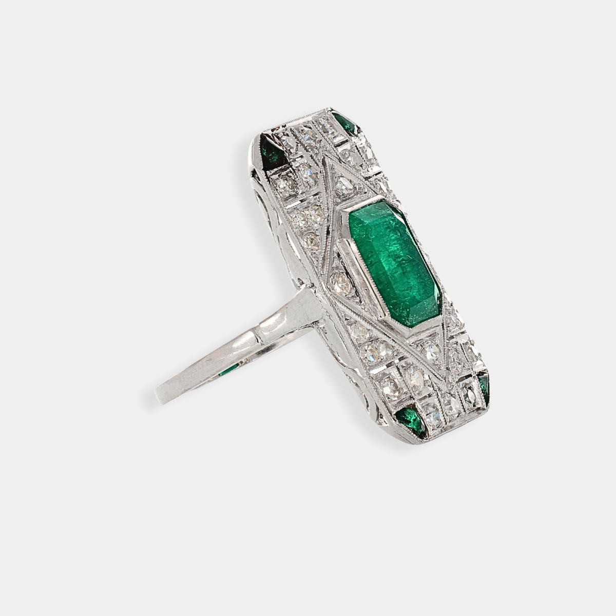 Anello in oro bianco con smeraldi e diamanti