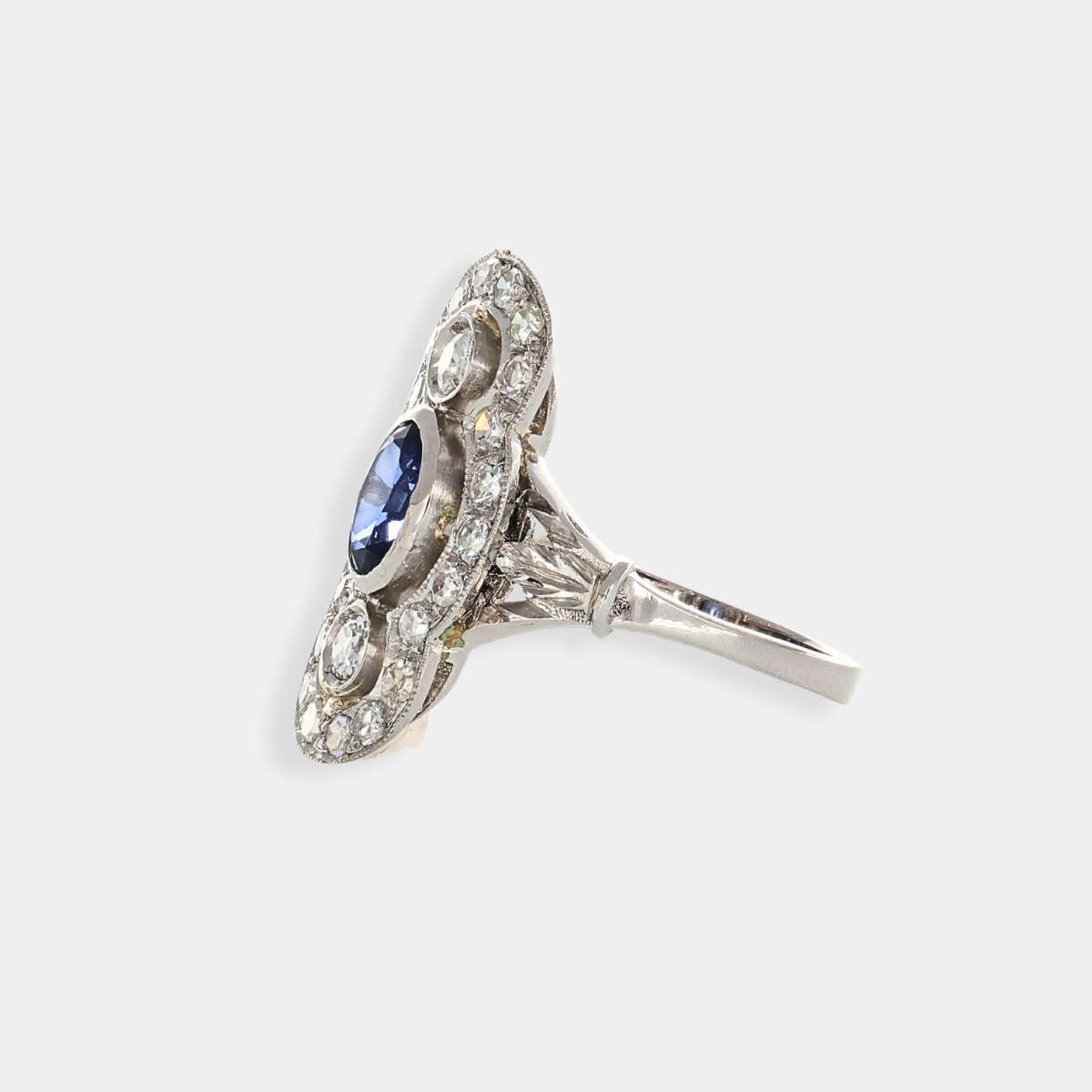 Anello in platino con zaffiro e diamanti