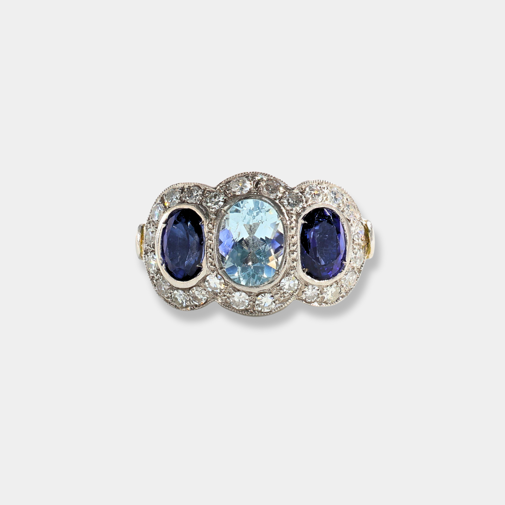 Anello in platino con acquamarina centrale zaffiri laterali e diamanti