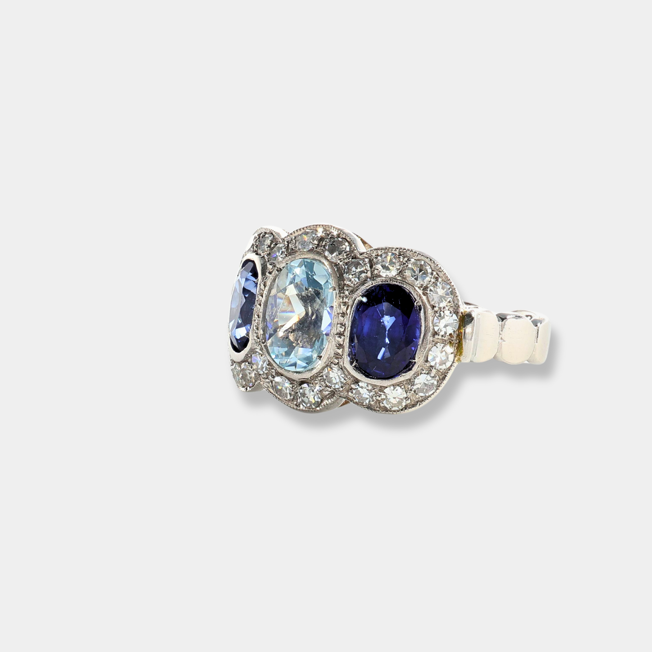 Anello in platino con acquamarina centrale zaffiri laterali e diamanti