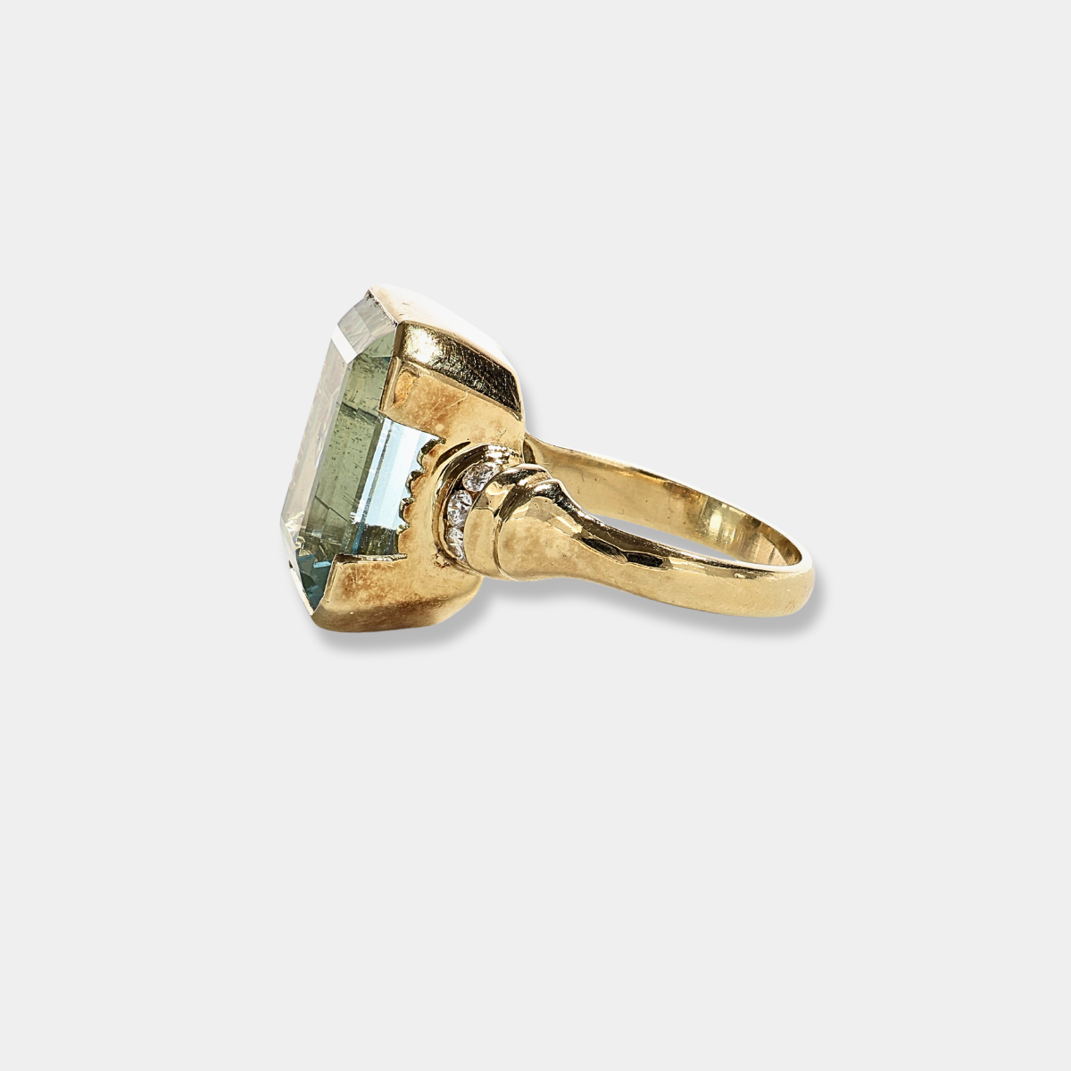 Anello in oro giallo 18 kt con grande acquamarina taglio smeraldo e diamanti