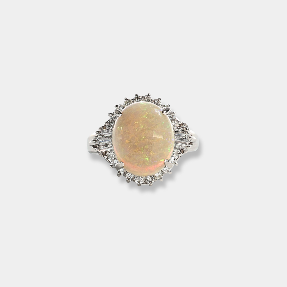 Anello in platino con opale Etiopia e diamanti