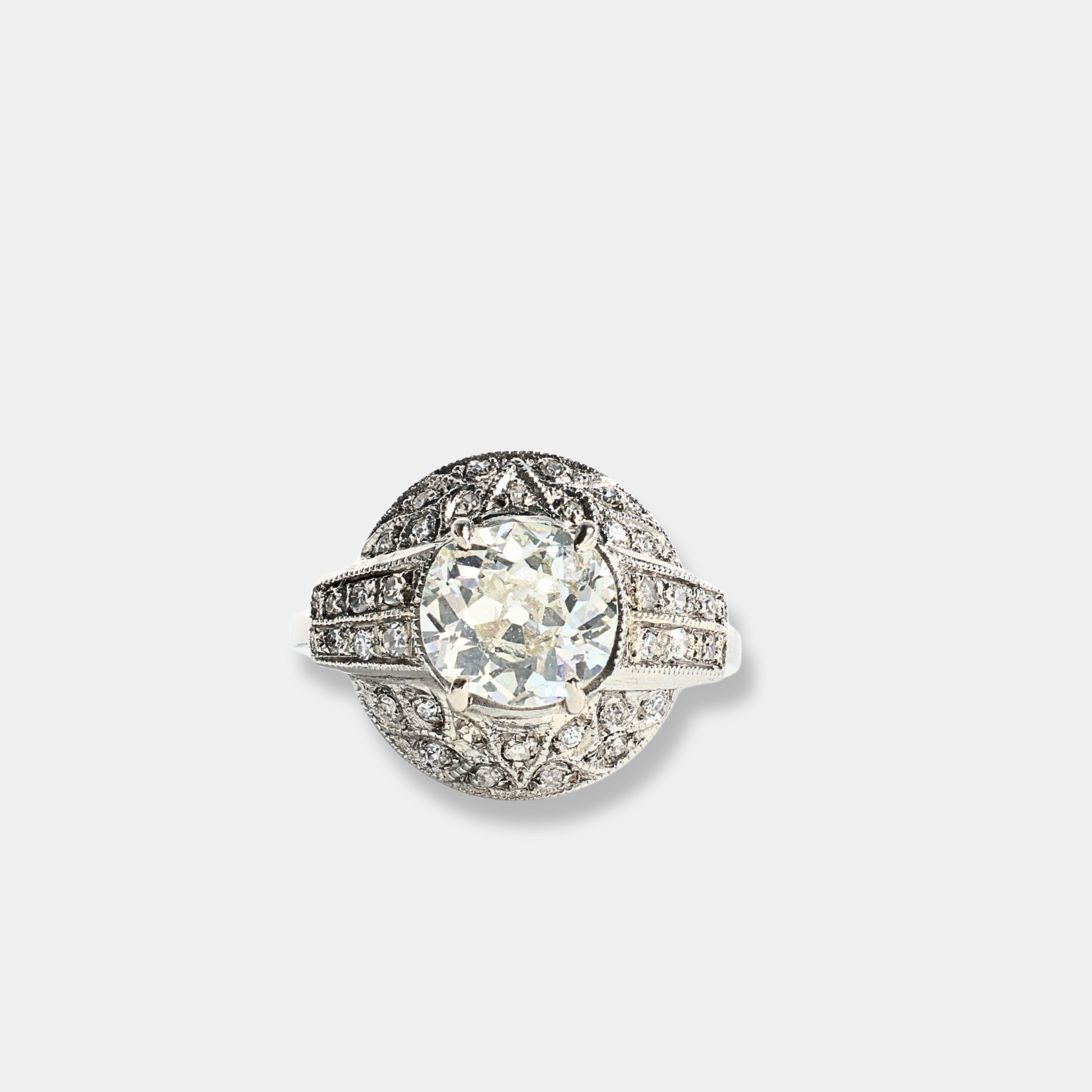 Anello in platino con diamante centrale e diamanti a contorno