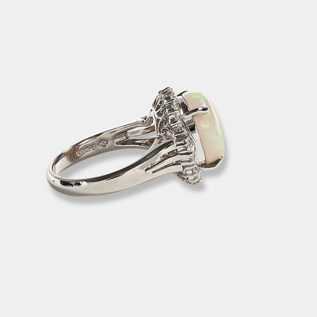 Anello in platino con opale Etiopia e diamanti