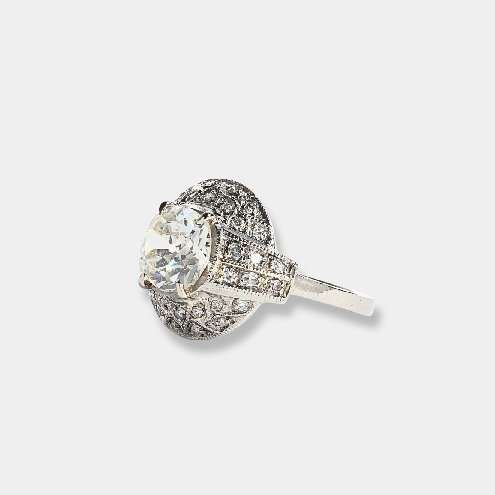 Anello in platino con diamante centrale e diamanti a contorno