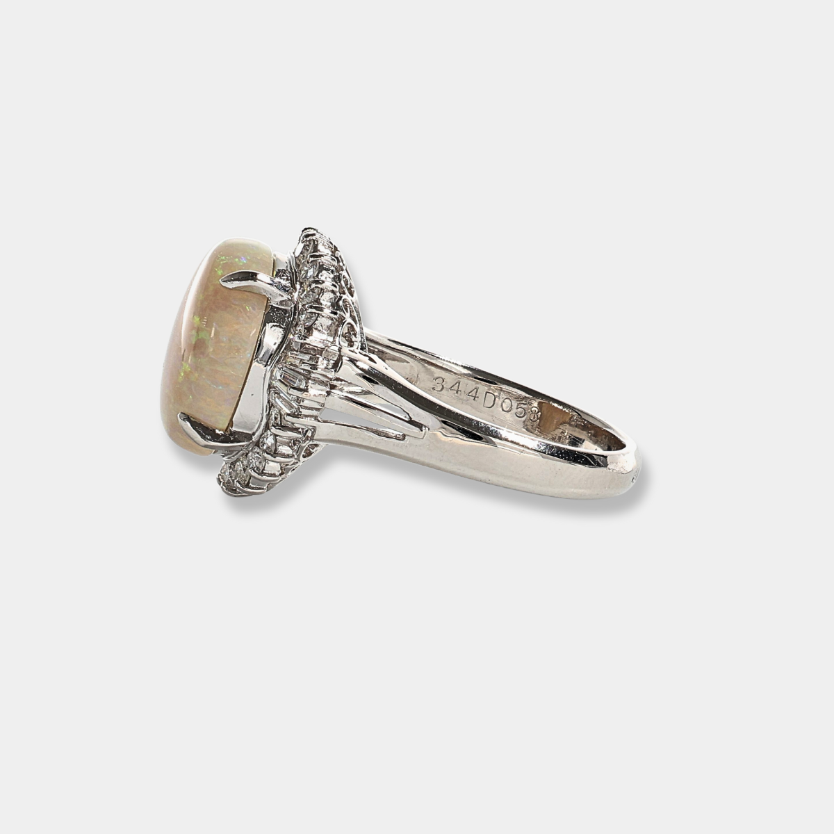 Anello in platino con opale Etiopia e diamanti