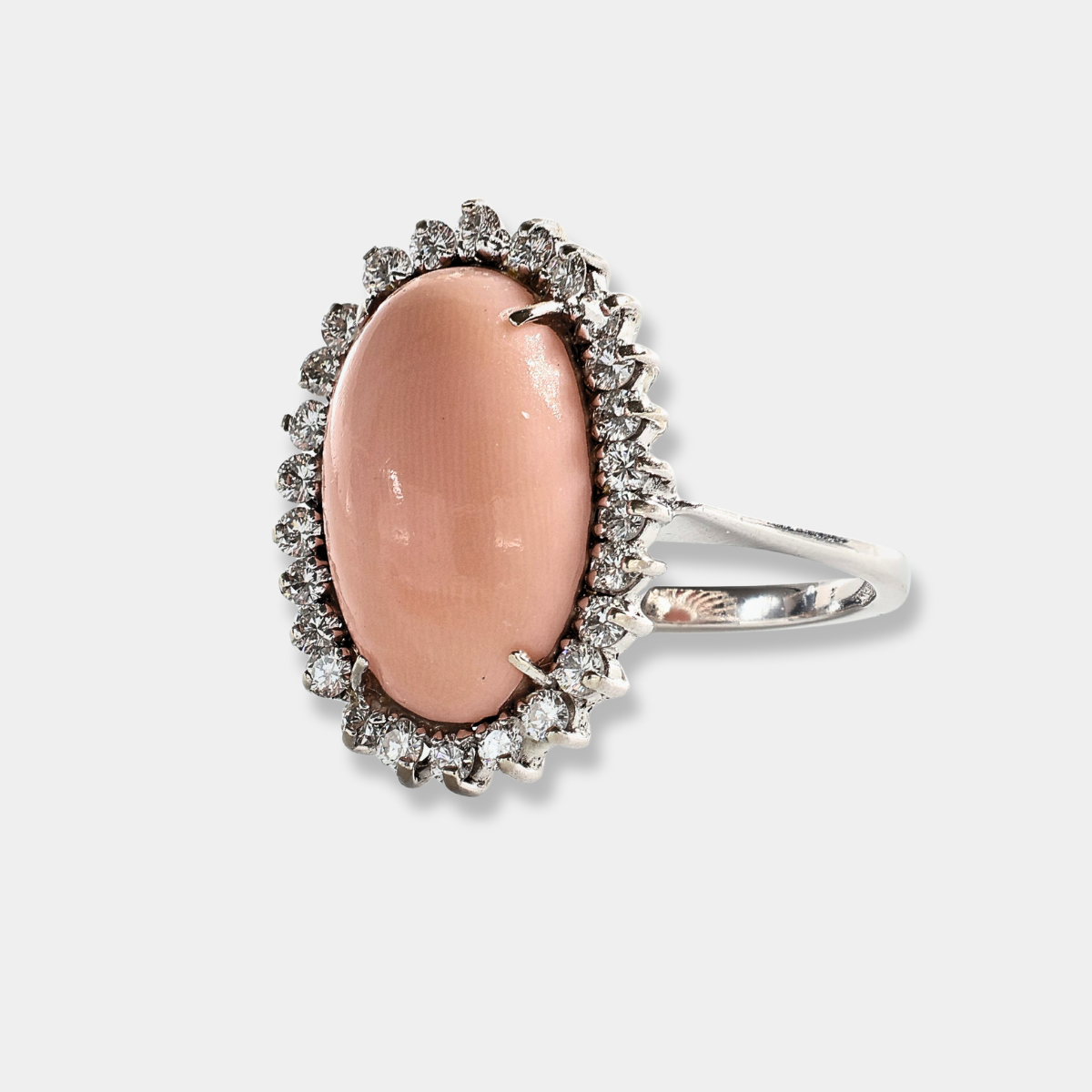 Anello in oro bianco con corallo rosa e diamanti