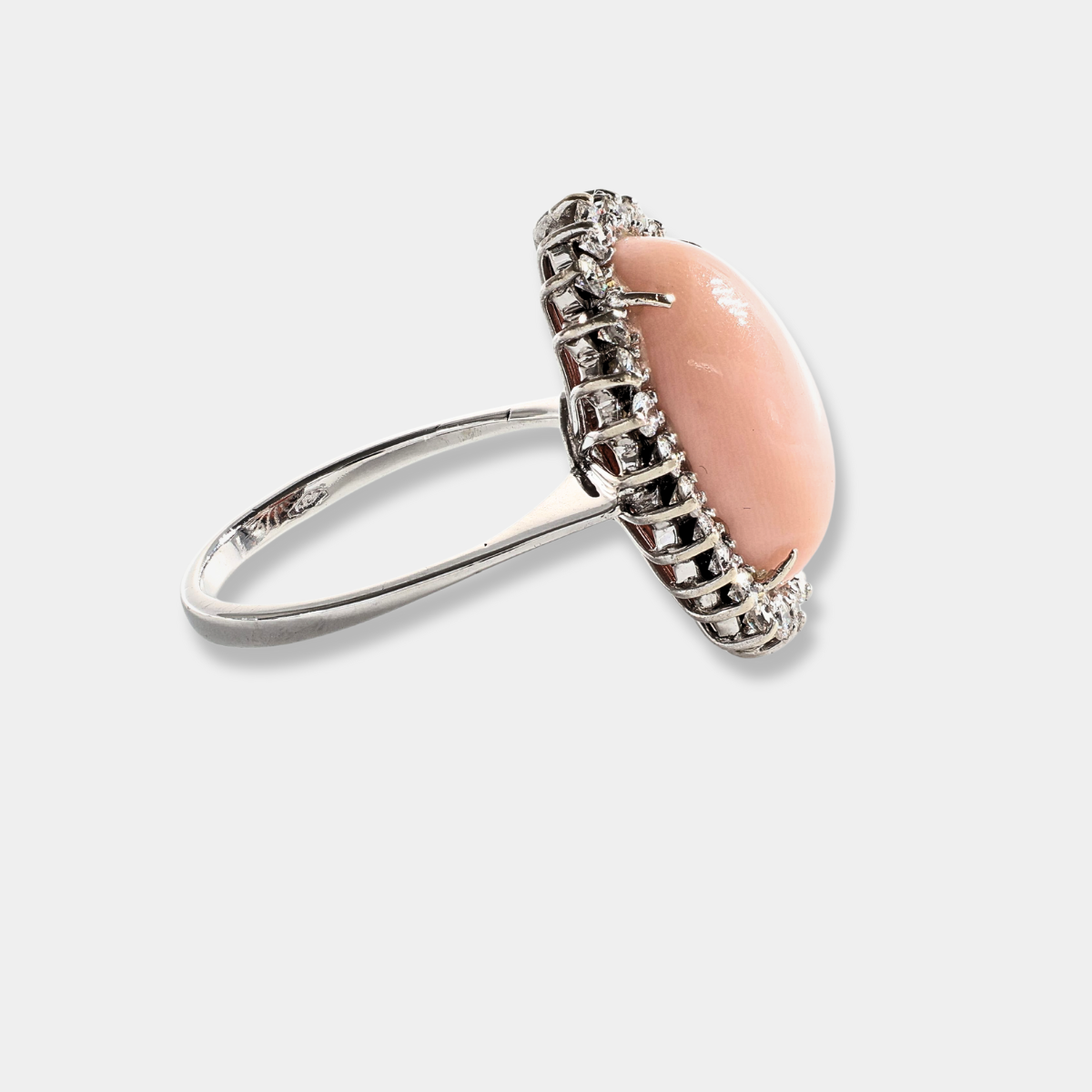 Anello in oro bianco con corallo rosa e diamanti