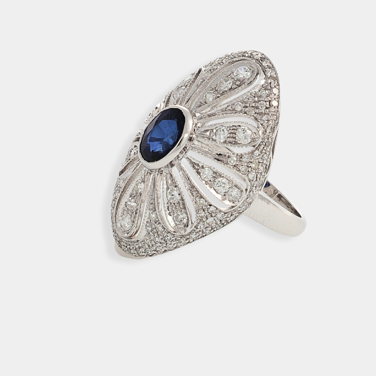 Anello in oro bianco con zaffiro centrale e diamanti